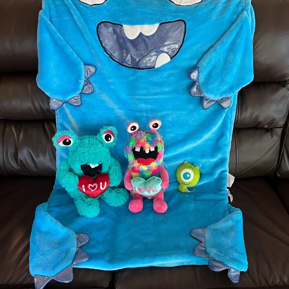 Children's plush sleeping bag with 3 monster plush animals - Picture 2 of 13